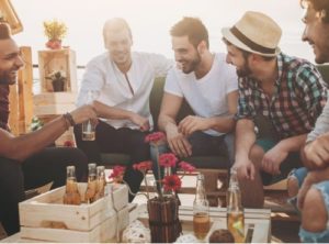 Boire un verre en amis dans un bar