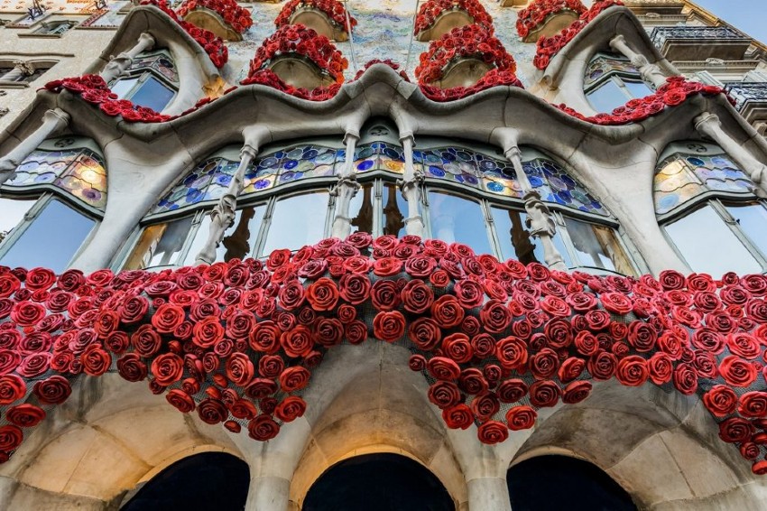 La façade de la Casa Batllo le jour de la Sant Jordi